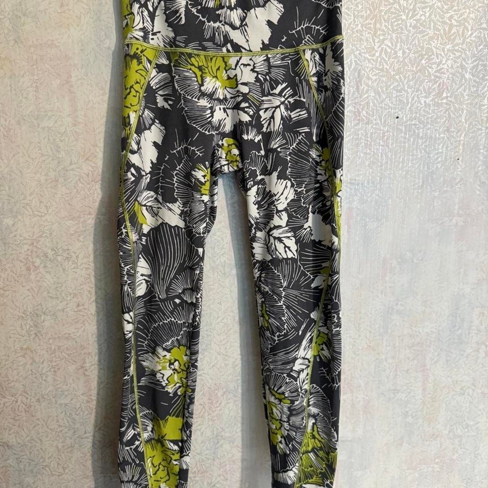 Notorious Black, White and Lime Green Floral Print Leggings, Sz Sm. Fitness